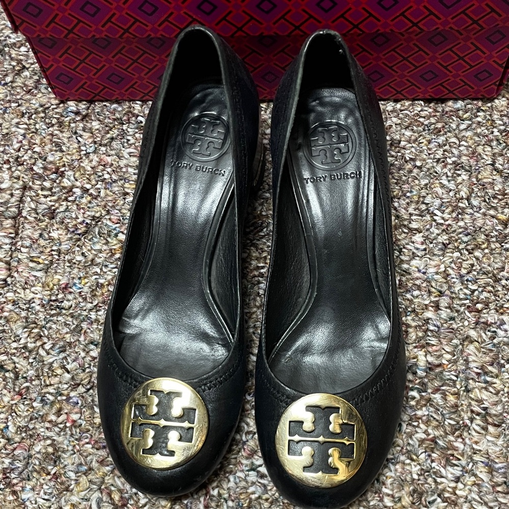 Tory Burch Black Leather Pumps with Gold Logo Medallion